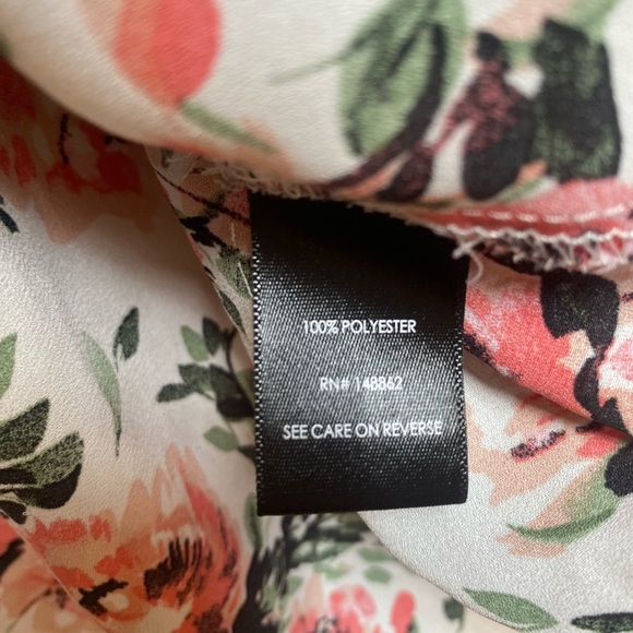 Torrid Floral Blouse Plus Size 3X White Pink Rose Print Long Sleeve V-Neck - Picture 2 of 9